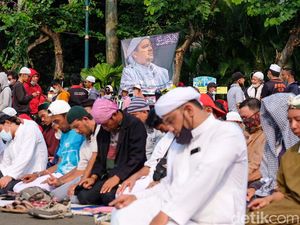 Massa Aksi PA 212 Salat Ashar di Kawasan Patung Kuda