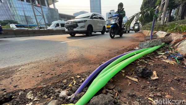 Proyek Galian Kabel Tinggalkan Masalah di Jalan Gatsu