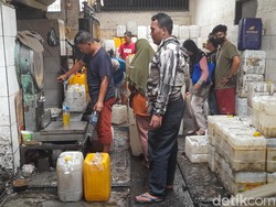 Beli Minyak Curah Pakai Kupon dan Isi NIK KTP, Warga Bogor Antre 8 Jam