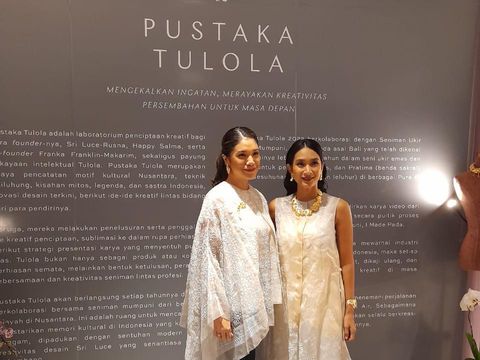 Franka Franklin-Makarim dan Happy Salma di peluncuran koleksi Pustaka Tulola: Ketenangan Jiwa
