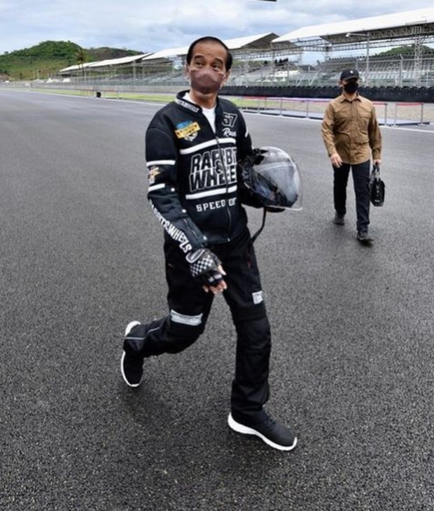 Rabbit and Wheels mendesain jaket untuk Presiden Jokowi saat menjajal sirkuit Mandalika