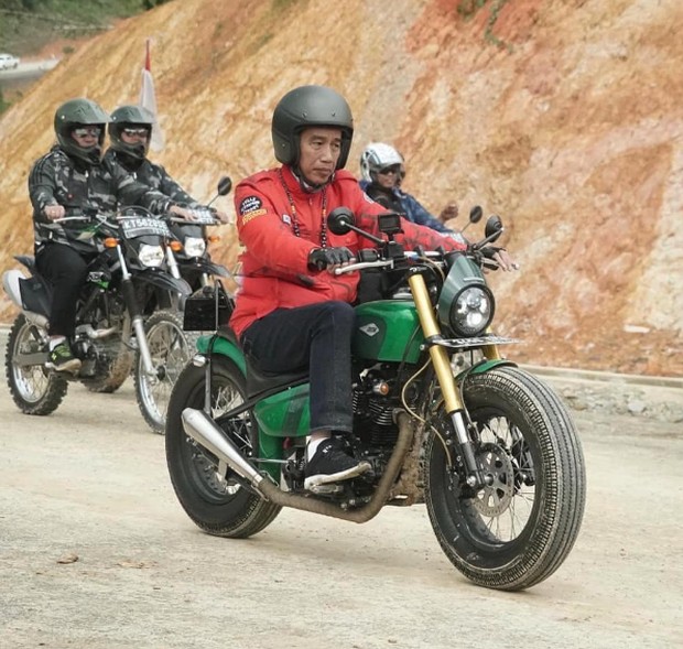 Jaket merah ikonik milik Presiden Jokowi dikenakan saat berkunjung ke wilayah perbatasan Indonesia - Malaysia di Kalimantan Utara