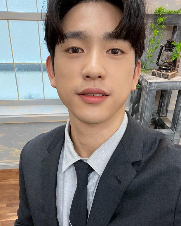 Buku Little Prince yang pernah dibaca oleh Jinyoung GOT7.