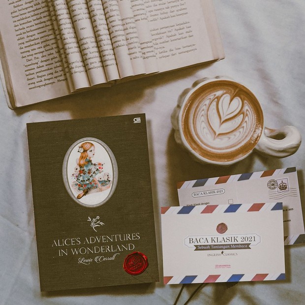 Novel Alice in Wonderland yang pernah dibaca IU.