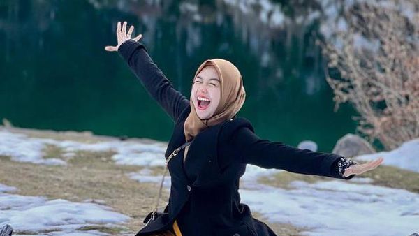 7 Pose Kelewat Aktif Ria Ricis Pas Hamil, Bikin Deg-degan & Geleng Kepala