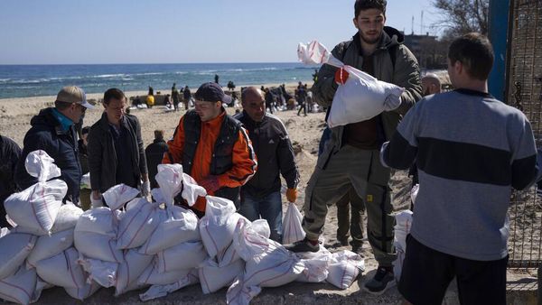 Blokade Jalan, Rakyat Ukraina Bahu-membahu Angkut Kantong Pasir