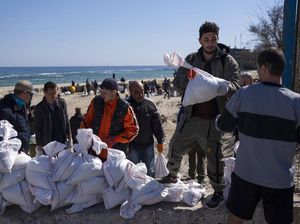 Blokade Jalan, Rakyat Ukraina Bahu-membahu Angkut Kantong Pasir
