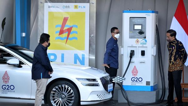 Jokowi Resmikan SPBU Listrik Fast Charging di Bali