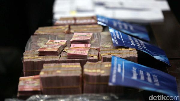 Sederet Barang Bukti dari Kasus Indra Kenz, Uang Tunai Hingga Tesla