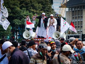 PA 212 Beraksi di Patung Kuda, Spanduk Habib Rizieq Terlihat