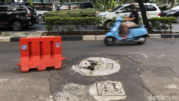 Sumur Resapan di Jalan Pattimura Ambles dan Bahayakan Pengendara