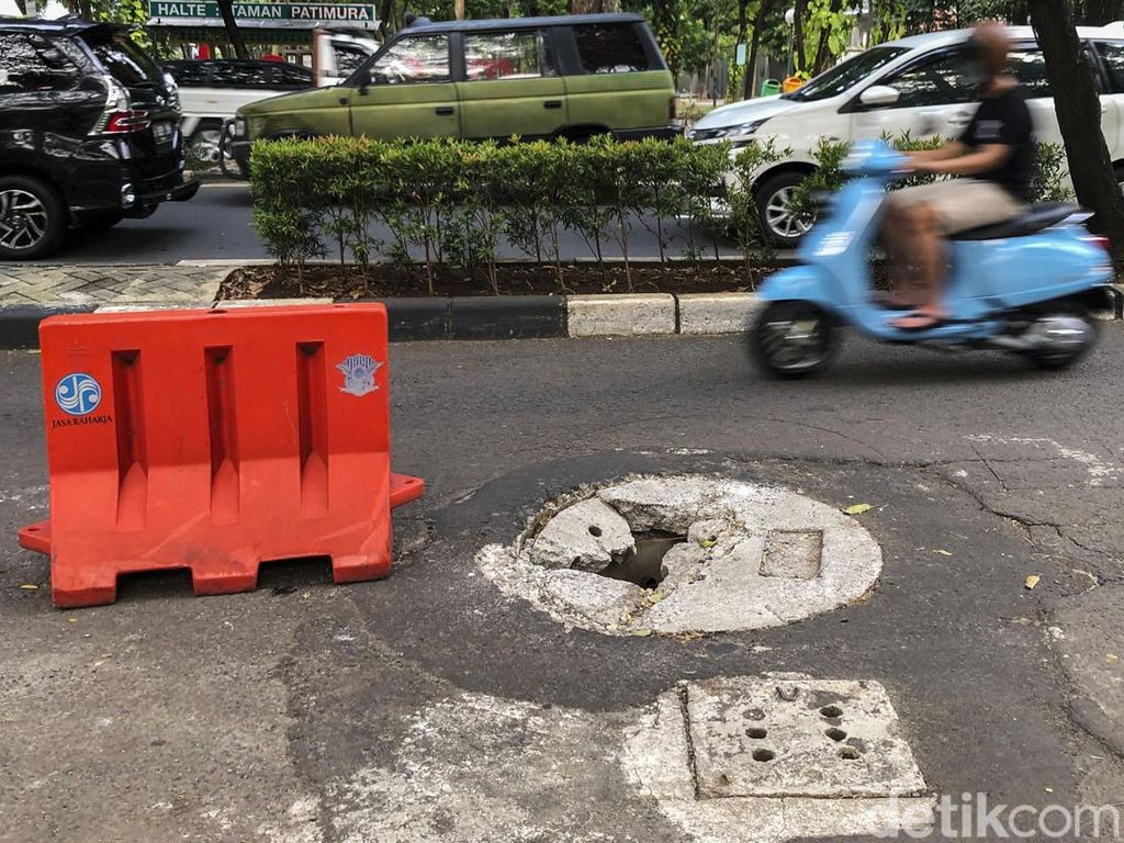 Sumur Resapan di Jalan Pattimura Ambles dan Bahayakan Pengendara Sumur Resapan di Jalan Pattimura Ambles dan Bahayakan Pengendara