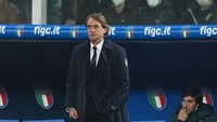 Manajer Italia Roberto Mancini berdiri di bangku cadangan selama pertandingan sepak bola play-off kualifikasi Piala Dunia. AP Photo/Antonio Calanni