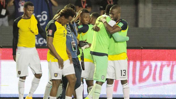 CIUDAD DEL ESTE, PARAGUAY - MARCH 24: Enner Valencia (R) of Ecuador celebrates with teammates qualifying to Qatar 2022 World Cup after a match between Paraguay and Ecuador as part of South American Qualifiers for FIFA Qatar 2022 World Cup at Estadio Antonio Aranda on March 24, 2022 in Ciudad del Este, Paraguay. (Photo by Christian Alvarenga/Getty Images)