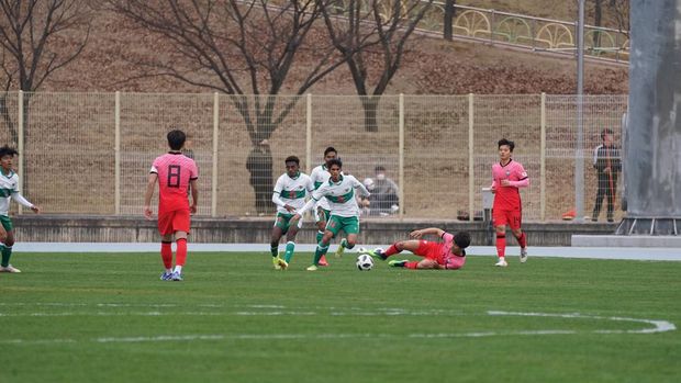 Timnas U-19 Indonesia Tim U-19 Indonesia harus menelan kekalahan 0-7 dari Tim Korea Selatan U-19 dalam laga uji coba di Daegu Auxiliary Stadium, Daegu, Jumat (25/3).