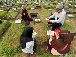Doa Ziarah Kubur ke Makam Orang Tua: Tulisan Arab, Latin dan Artinya