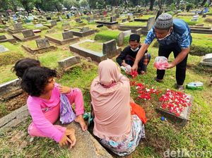 Hukum Menabur Bunga dan Menyiramkan Air Saat Ziarah Kubur serta Doanya Hukum Menabur Bunga dan Menyiramkan Air Saat Ziarah Kubur serta Doanya