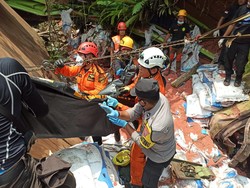 Video Detik-detik Mengerikan Truk Tronton Terjun ke Jurang Wonosobo