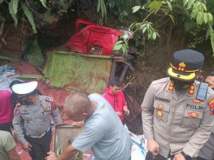 Snapshots: Evakuasi 2 Korban Tewas Kecelakaan Truk Tronton Wonosobo