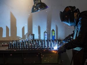 Tangkal Artileri Rusia, Tukang Las di Ukraina Bikin Senjata Tangkal Artileri Rusia, Tukang Las di Ukraina Bikin Senjata