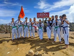 Latihan Tarung Derajat di Puncak Gunung Tertinggi Jawa Barat