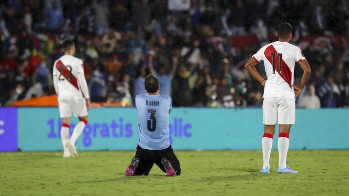 Uruguays Diego Godin reacts after a 1-0 victory over Peru in a qualifying soccer match for the FIFA World Cup Qatar 2022 in Montevideo, Uruguay, Thursday, March 24, 2022. (Raul Martinez /Pool via AP)