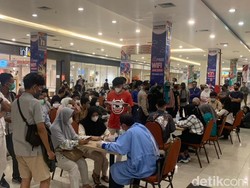 Jadi Syarat Mudik, Antrean Vaksinasi Booster di Karawang Membludak!