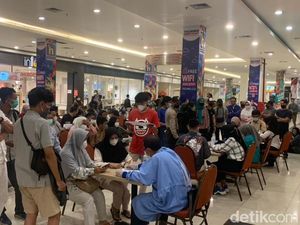 Jadi Syarat Mudik, Antrean Vaksinasi Booster di Karawang Membludak! Jadi Syarat Mudik, Antrean Vaksinasi Booster di Karawang Membludak!