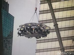 Resto Melayang Diangkat Crane di Semanggi Jadi Sorotan, Ini Kata Pengelola Resto Melayang Diangkat Crane di Semanggi Jadi Sorotan, Ini Kata Pengelola