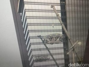 Sorotan ke Resto Diangkat Crane Dijawab Pengelola soal Keselamatan Sorotan ke Resto Diangkat Crane Dijawab Pengelola soal Keselamatan