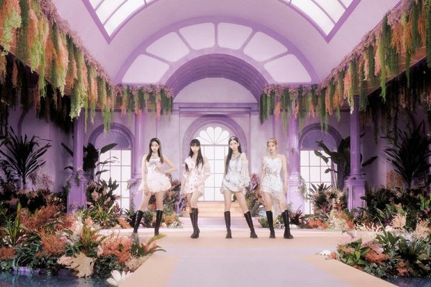 aespa dalam MV Dreams Come True mengankan sparkling dress seperti di fairytale.