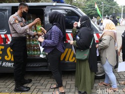Bukan Buat Rebutan, Cerita Haru Ibu-ibu Disuntik Booster Hadiah Minyak Goreng