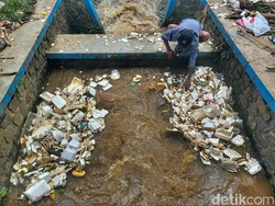 Cuma Bermodalkan Tangan, Cece Bersihkan Sampah Sungai Cirasea