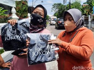 Girangnya Duo Emak-emak Dapat Kaus dari Jokowi di Gamping