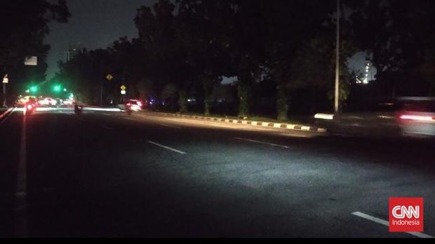 Lampu jalan yang mati di Jalan Sudirman, Jakarta, saat pelaksanaan Earth Hour 2022, Sabtu (26/3/2022). (CNNIndonesia/Yogi Anugrah)