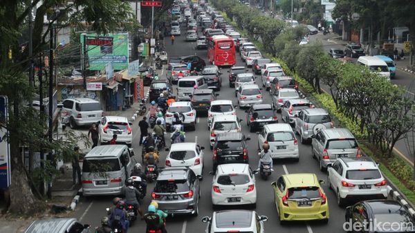 Ganjil Genap Disetop, Bandung Dikepung Macet