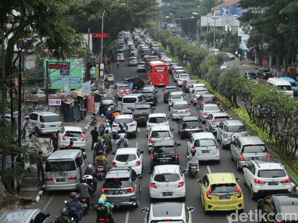 Ganjil Genap Disetop, Bandung Dikepung Macet