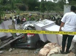 Viral Mobil Peziarah Ringsek Tertimpa Gapura TPU Gurubug Tangerang