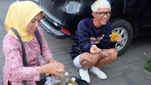 10 Gaya Nyentrik Aming saat Makan Spaghetti dan Minum Jamu Gendong