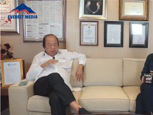 Grace Tahir Ungkap Sisi Lain Ayahnya Usai Sindir Crazy Rich Gadungan Grace Tahir Ungkap Sisi Lain Ayahnya Usai Sindir Crazy Rich Gadungan