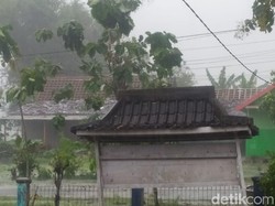 Hujan Disertai Angin Kencang Terjang Bojonegoro, Atap Rumah-Sekolah Beterbangan