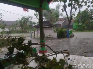 Warga Malang Raya Diimbau Waspada Cuaca Ekstrem Saat Pergantian Tahun Warga Malang Raya Diimbau Waspada Cuaca Ekstrem Saat Pergantian Tahun
