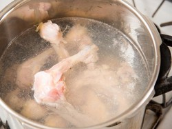 Bagaimana Hukum Makan Tulang dalam Pandangan Islam?