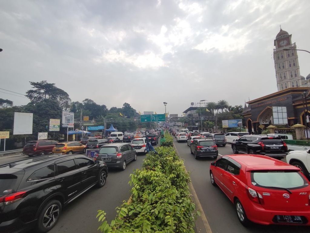 Jalur Puncak Bogor Mulai Padat Kendaraan, Polisi Berlakukan One Way