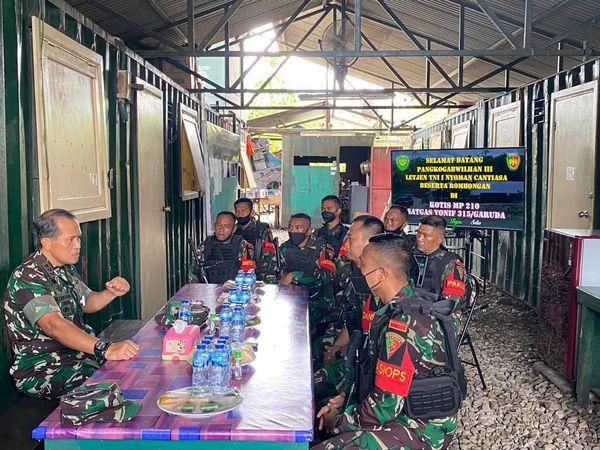 Saat Jenderal Turun Lapangan Meninjau Prajurit di Pos Terdepan