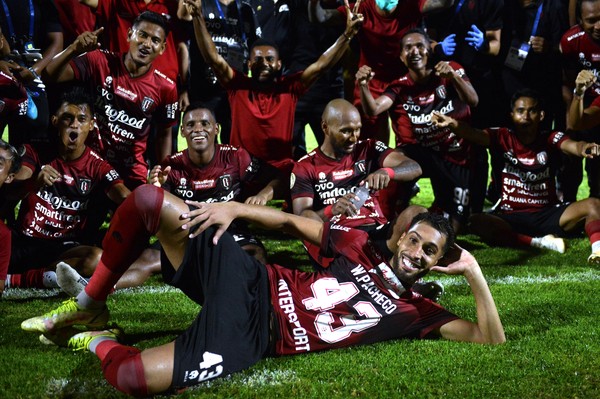 Pemain dan ofisial Bali United mengangkat pelatih Stefano Cugurra usai pertandingan Liga 1 melawan Persebaya Surabaya di Stadion I Gusti Ngurah Rai, Denpasar, Bali, Jumat (25/3/2022). Bali United memastikan diri menjadi juara Liga 1 2021/2022. ANTARA FOTO/Fikri Yusuf/rwa.