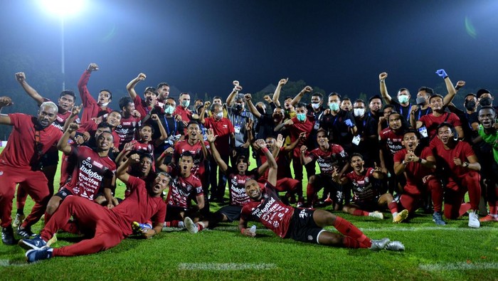 Pemain dan ofisial Bali United mengangkat pelatih Stefano Cugurra usai pertandingan Liga 1 melawan Persebaya Surabaya di Stadion I Gusti Ngurah Rai, Denpasar, Bali, Jumat (25/3/2022). Bali United memastikan diri menjadi juara Liga 1 2021/2022. ANTARA FOTO/Fikri Yusuf/rwa.