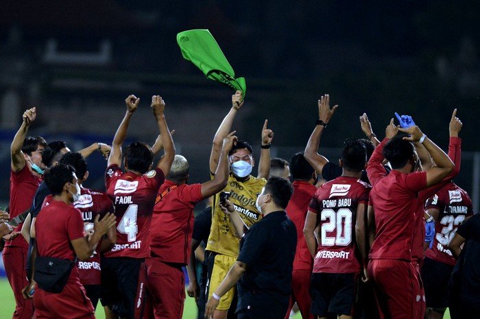 Pemain dan ofisial Bali United mengangkat pelatih Stefano Cugurra usai pertandingan Liga 1 melawan Persebaya Surabaya di Stadion I Gusti Ngurah Rai, Denpasar, Bali, Jumat (25/3/2022). Bali United memastikan diri menjadi juara Liga 1 2021/2022. ANTARA FOTO/Fikri Yusuf/rwa.