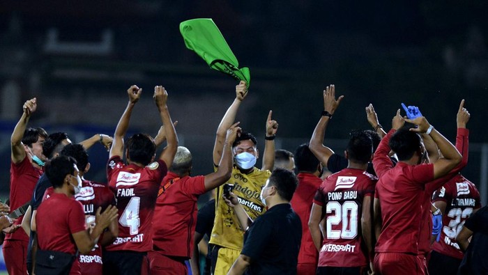 Juara Liga 1 2021/2022 Bali United Catat Sejarah Pemain dan ofisial Bali United mengangkat pelatih Stefano Cugurra usai pertandingan Liga 1 melawan Persebaya Surabaya di Stadion I Gusti Ngurah Rai, Denpasar, Bali, Jumat (25/3/2022). Bali United memastikan diri menjadi juara Liga 1 2021/2022. ANTARA FOTO/Fikri Yusuf/rwa.