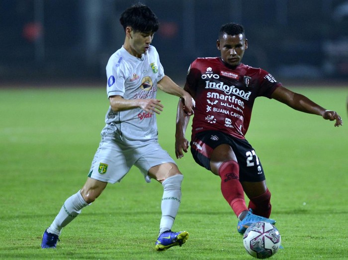 Pemain dan ofisial Bali United mengangkat pelatih Stefano Cugurra usai pertandingan Liga 1 melawan Persebaya Surabaya di Stadion I Gusti Ngurah Rai, Denpasar, Bali, Jumat (25/3/2022). Bali United memastikan diri menjadi juara Liga 1 2021/2022. ANTARA FOTO/Fikri Yusuf/rwa.